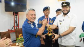 Wali Kota Padang Fadly Amran memberikan apresiasi kepada tim Pemadam Kebakaran (Damkar) Kota Padang. (Foto: Prokopim Padang)