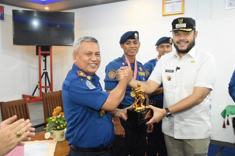 Wali Kota Padang Fadly Amran memberikan apresiasi kepada tim Pemadam Kebakaran (Damkar) Kota Padang. (Foto: Prokopim Padang)