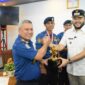 Wali Kota Padang Fadly Amran memberikan apresiasi kepada tim Pemadam Kebakaran (Damkar) Kota Padang. (Foto: Prokopim Padang)
