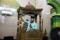 Wali Kota Padang Fadly Amran  dalam kegiatan Safari Ramadhan di Masjid Baitul Ihsan, Kelurahan Korong Gadang, Kecamatan Kuranji, Kamis (13/3/2025). (Foto: Prokopim Padang)