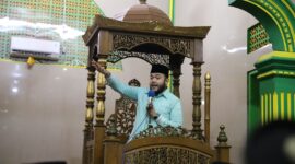 Wali Kota Padang Fadly Amran  dalam kegiatan Safari Ramadhan di Masjid Baitul Ihsan, Kelurahan Korong Gadang, Kecamatan Kuranji, Kamis (13/3/2025). (Foto: Prokopim Padang)