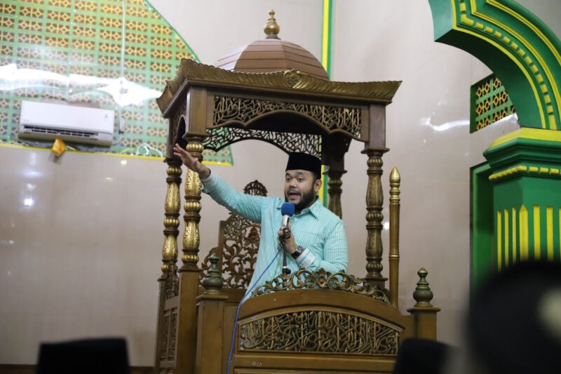 Wali Kota Padang Fadly Amran  dalam kegiatan Safari Ramadhan di Masjid Baitul Ihsan, Kelurahan Korong Gadang, Kecamatan Kuranji, Kamis (13/3/2025). (Foto: Prokopim Padang)
