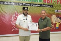 Wali Kota Padang Fadly Amran memberikan apresiasi kepada HBT yang terus konsisten dalam menggelar aksi donor darah. (Foto: Prokopim Padang)