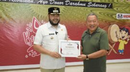 Wali Kota Padang Fadly Amran memberikan apresiasi kepada HBT yang terus konsisten dalam menggelar aksi donor darah. (Foto: Prokopim Padang)
