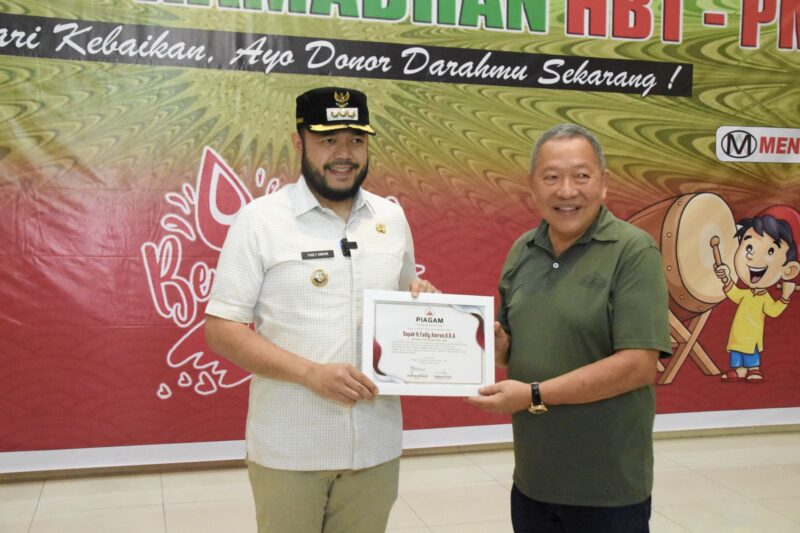 Wali Kota Padang Fadly Amran memberikan apresiasi kepada HBT yang terus konsisten dalam menggelar aksi donor darah. (Foto: Prokopim Padang)