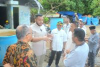 Wali Kota Padang Fadly Amran melakukan peninjauan di kawasan Pantai Padang, Jumat (14/3/2025). (Foto: Prokopim Padang)