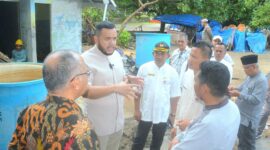 Wali Kota Padang Fadly Amran melakukan peninjauan di kawasan Pantai Padang, Jumat (14/3/2025). (Foto: Prokopim Padang)