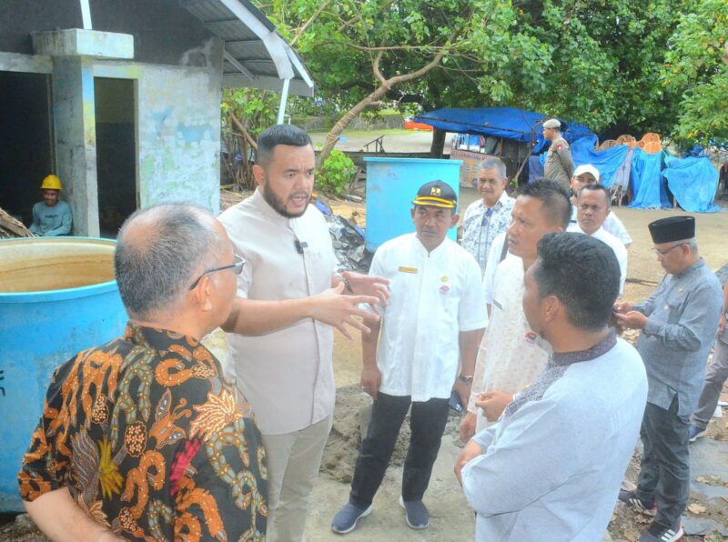 Wali Kota Padang Fadly Amran melakukan peninjauan di kawasan Pantai Padang, Jumat (14/3/2025). (Foto: Prokopim Padang)