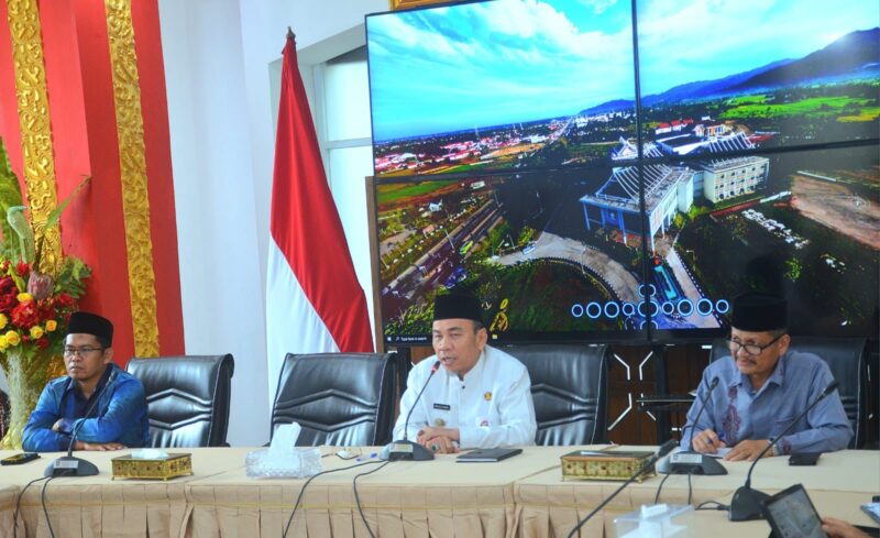 Wakil Wali Kota Padang Maigus Nasir memimpin rapat teknis persiapan kegiatan di Kediaman Resmi Wali Kota, Jumat (14/3/2025). (Foto: Prokopim Padang)