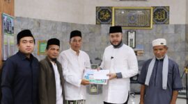 Wali Kota Padang Fadly Amran menyerahkan bantuan kepada pengurus Masjid Raya Balai Gadang, Kecamatan Koto Tangah, Jumat (14/3/2025). (Foto: Prokopim Padang)