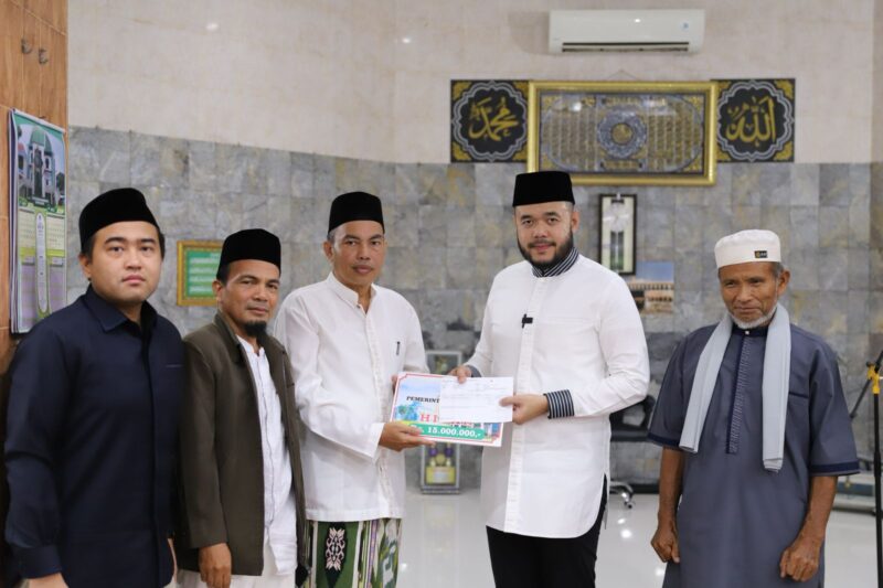 Wali Kota Padang Fadly Amran menyerahkan bantuan kepada pengurus Masjid Raya Balai Gadang, Kecamatan Koto Tangah, Jumat (14/3/2025). (Foto: Prokopim Padang)