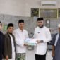 Wali Kota Padang Fadly Amran menyerahkan bantuan kepada pengurus Masjid Raya Balai Gadang, Kecamatan Koto Tangah, Jumat (14/3/2025). (Foto: Prokopim Padang)