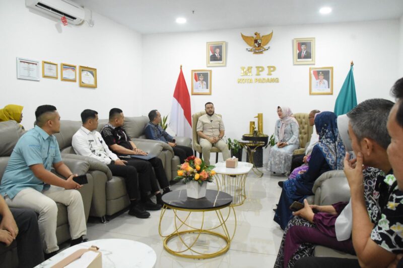 Wali Kota Padang, Fadly Amran melakukan kunjungan perdana ke MPP Padang, Jumat (14/3/2025). (Foto: Prokopim Padang)