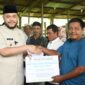Wali Kota Fadly Amran menyerahkan bantuan hibah ternak berupa 22 ekor sapi jenis Brahman Cross kepada lima kelompok tani ternak di Kota Padang. (Foto: Prokopim Padang)