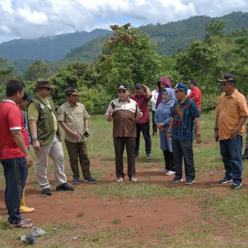 Wakil Wali Kota Padang Maigus Nasir meninjau Bumi Perkemahan Pramuka Batu Gadang di Kecamatan Koto Tangah, Sabtu (15/3/2025). (Foto: Prokopim Padang)