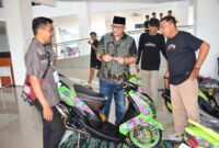 Sekda Padang Andree Algamar membuka Ramadan Bikers Meet Up di Terminal Anak Air, Kecamatan Koto Tangah, Minggu (16/3/2025). (Foto: Prokopim Padang)
