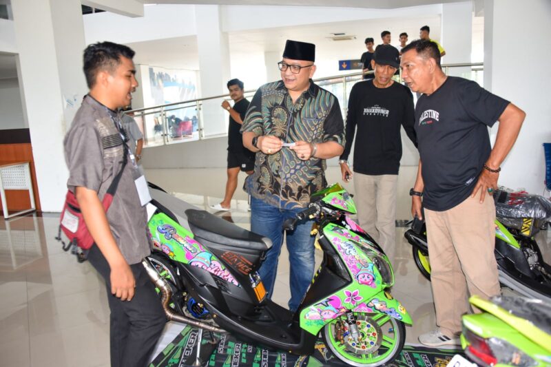 Sekda Padang Andree Algamar membuka Ramadan Bikers Meet Up di Terminal Anak Air, Kecamatan Koto Tangah, Minggu (16/3/2025). (Foto: Prokopim Padang)