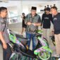 Sekda Padang Andree Algamar membuka Ramadan Bikers Meet Up di Terminal Anak Air, Kecamatan Koto Tangah, Minggu (16/3/2025). (Foto: Prokopim Padang)