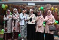 Ketua Dekranasda Kota Padang Ny. dr. Dian Puspita Fadly Amran, Sp.Jp meresmikan Bazar Ramadan DWP RSUP M. Djamil Padang, Senin (17/3/2025). (Foto: Prokopim Padang)