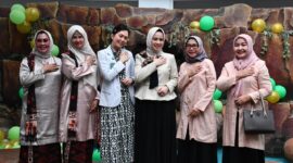Ketua Dekranasda Kota Padang Ny. dr. Dian Puspita Fadly Amran, Sp.Jp meresmikan Bazar Ramadan DWP RSUP M. Djamil Padang, Senin (17/3/2025). (Foto: Prokopim Padang)