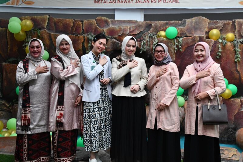 Ketua Dekranasda Kota Padang Ny. dr. Dian Puspita Fadly Amran, Sp.Jp meresmikan Bazar Ramadan DWP RSUP M. Djamil Padang, Senin (17/3/2025). (Foto: Prokopim Padang)