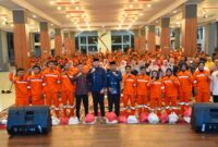 Wali Kota Padang, Fadly Amran, buka puasa bersama dengan Pasukan Orange DLH Padang di Youth Center Bagindo Azis Chan, Selasa (18/3/2025). (Foto: Prokopim Padang)