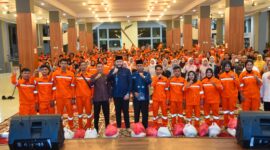 Wali Kota Padang, Fadly Amran, buka puasa bersama dengan Pasukan Orange DLH Padang di Youth Center Bagindo Azis Chan, Selasa (18/3/2025). (Foto: Prokopim Padang)