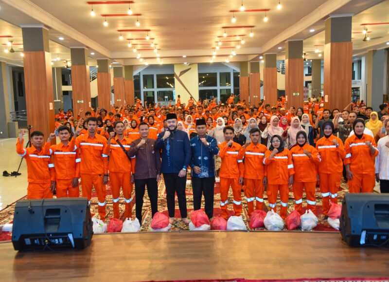 Wali Kota Padang, Fadly Amran, buka puasa bersama dengan Pasukan Orange DLH Padang di Youth Center Bagindo Azis Chan, Selasa (18/3/2025). (Foto: Prokopim Padang)