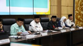 Wali Kota Padang Fadly Amran bersama Wakil Wali Kota Maigus Nasir, menggelar weekly meeting bersama seluruh kepala OPD)l di Ruang Abu Bakar Ja'ar, Balaikota Aia Pacah, Rabu (19/3/2025). (Foto: Prokopim Padang)