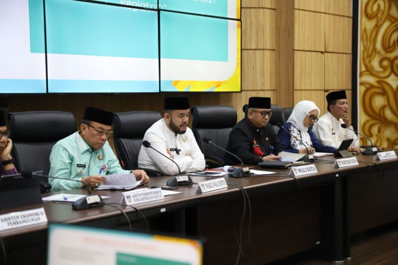 Wali Kota Padang Fadly Amran bersama Wakil Wali Kota Maigus Nasir, menggelar weekly meeting bersama seluruh kepala OPD)l di Ruang Abu Bakar Ja'ar, Balaikota Aia Pacah, Rabu (19/3/2025). (Foto: Prokopim Padang)