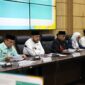 Wali Kota Padang Fadly Amran bersama Wakil Wali Kota Maigus Nasir, menggelar weekly meeting bersama seluruh kepala OPD)l di Ruang Abu Bakar Ja'ar, Balaikota Aia Pacah, Rabu (19/3/2025). (Foto: Prokopim Padang)