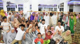Wali Kota Padang, Fadly Amran mengunjungi Masjid Nurul Bahar di Kelurahan Teluk Kabung Selatan, Kecamatan Bungus Teluk Kabung, Rabu (19/3/2025). (Foto: Prokopim Padang)