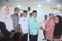 Wakil Wali Kota Padang Maigus Nasir menyalurkan bantuan beras seberat 10 kg kepada keluarga rentan pangan di Kota Padang. (Foto: Prokopim Padang)