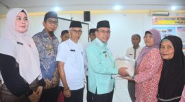 Wakil Wali Kota Padang Maigus Nasir menyalurkan bantuan beras seberat 10 kg kepada keluarga rentan pangan di Kota Padang. (Foto: Prokopim Padang)