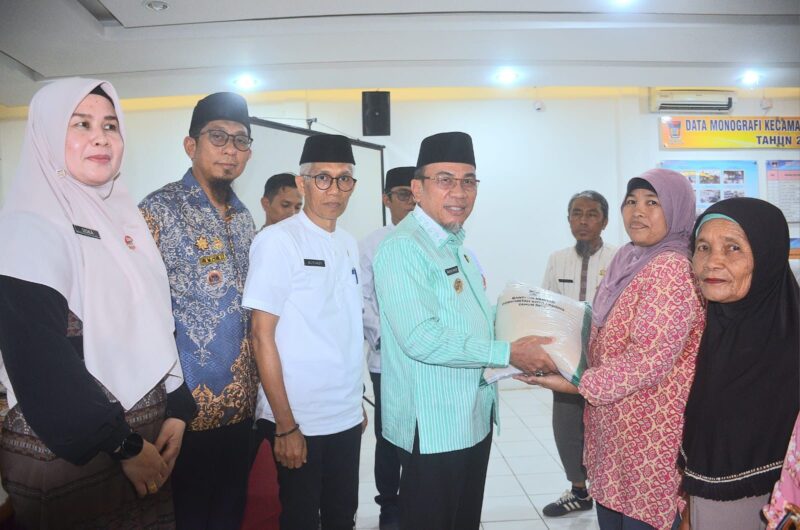 Wakil Wali Kota Padang Maigus Nasir menyalurkan bantuan beras seberat 10 kg kepada keluarga rentan pangan di Kota Padang. (Foto: Prokopim Padang)