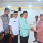 Wakil Wali Kota Padang Maigus Nasir menyalurkan bantuan beras seberat 10 kg kepada keluarga rentan pangan di Kota Padang. (Foto: Prokopim Padang)