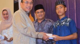 Wawako Padang Maigus Nasir menyerahkan santunan kepada anak yatim saat kegiatan buka puasa yang digelar oleh DPD REI Sumbar. (Foto: Prokopim Padang)