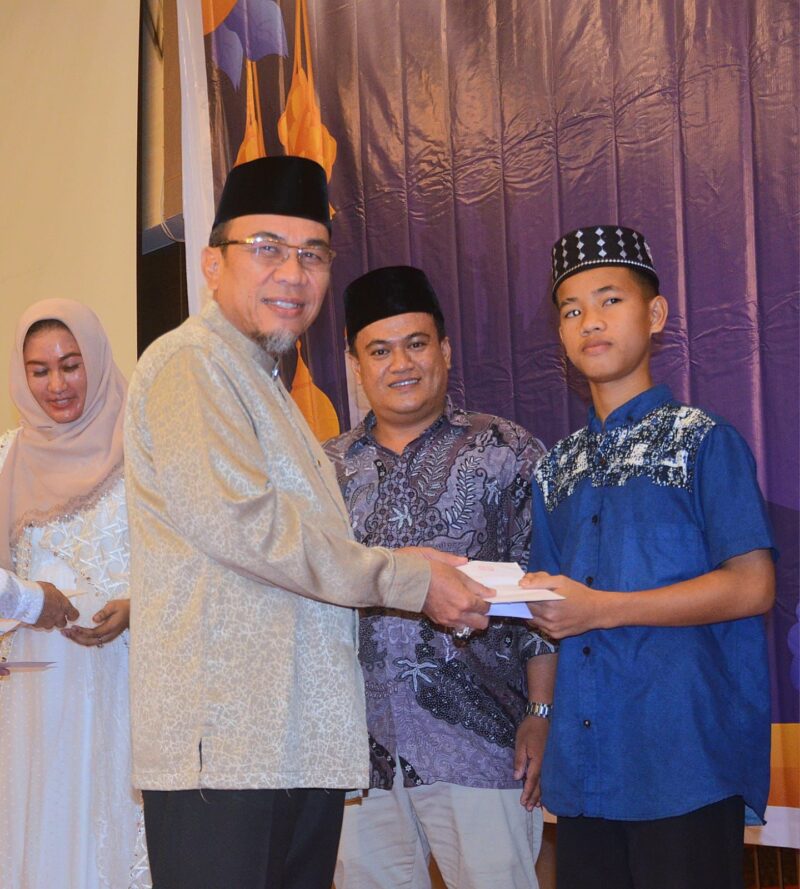 Wawako Padang Maigus Nasir menyerahkan santunan kepada anak yatim saat kegiatan buka puasa yang digelar oleh DPD REI Sumbar. (Foto: Prokopim Padang)