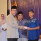 Wawako Padang Maigus Nasir menyerahkan santunan kepada anak yatim saat kegiatan buka puasa yang digelar oleh DPD REI Sumbar. (Foto: Prokopim Padang)