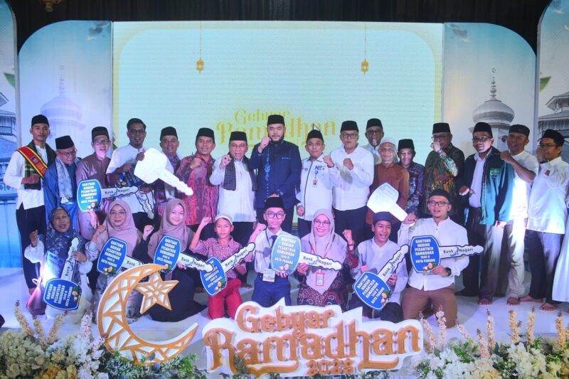 Wali Kota Padang Fadly Amran foto bersama usai menyerahkan hadiah kepada para pemenang. (Foto: Prokopim Padang)