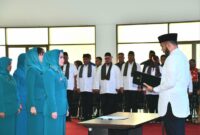 Wali Kota Padang Fadly Amran melantik pengurus TP PKK Kota Padang periode 2025-2030, yang diketuai oleh Ny. dr. Dian Puspita Fadly Amran Sp.JP. (Foto: Prokopim Padang)