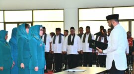 Wali Kota Padang Fadly Amran melantik pengurus TP PKK Kota Padang periode 2025-2030, yang diketuai oleh Ny. dr. Dian Puspita Fadly Amran Sp.JP. (Foto: Prokopim Padang)