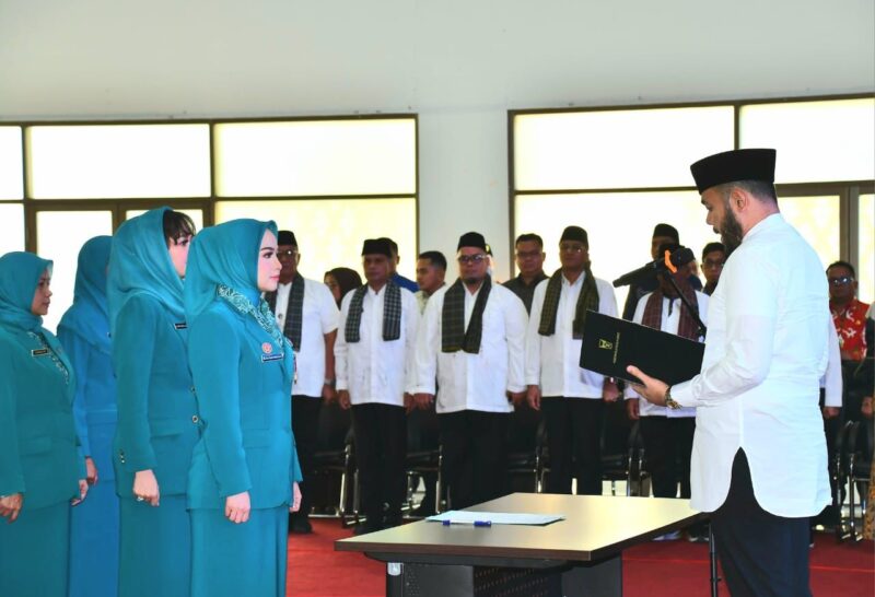 Wali Kota Padang Fadly Amran melantik pengurus TP PKK Kota Padang periode 2025-2030, yang diketuai oleh Ny. dr. Dian Puspita Fadly Amran Sp.JP. (Foto: Prokopim Padang)
