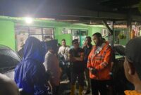 Wali Kota Padang Fadly Amran meninjau lokasi bencana angin puting beliung di Komplek Perumahan TNI AD Lapai, Jumat (28/3/2025) dinihari. (Foto: Prokopim Padang)