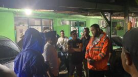 Wali Kota Padang Fadly Amran meninjau lokasi bencana angin puting beliung di Komplek Perumahan TNI AD Lapai, Jumat (28/3/2025) dinihari. (Foto: Prokopim Padang)