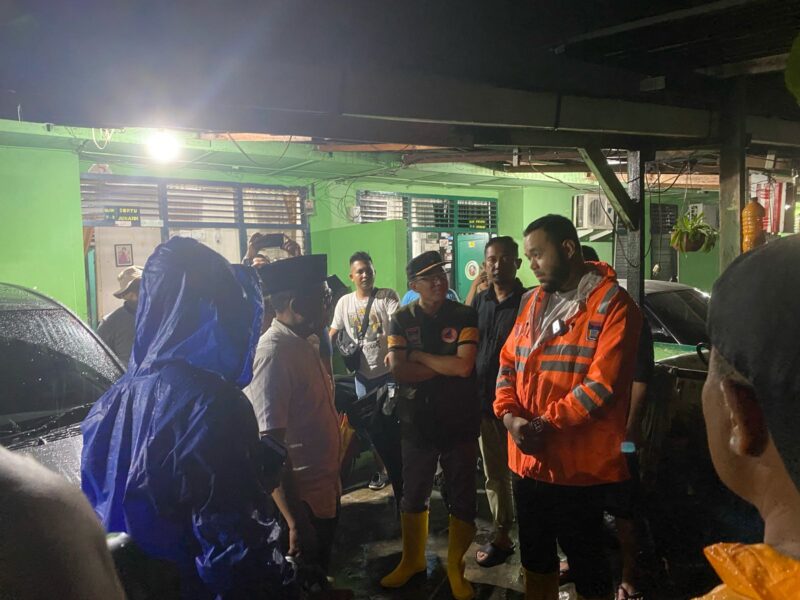 Wali Kota Padang Fadly Amran meninjau lokasi bencana angin puting beliung di Komplek Perumahan TNI AD Lapai, Jumat (28/3/2025) dinihari. (Foto: Prokopim Padang)