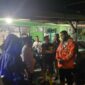 Wali Kota Padang Fadly Amran meninjau lokasi bencana angin puting beliung di Komplek Perumahan TNI AD Lapai, Jumat (28/3/2025) dinihari. (Foto: Prokopim Padang)