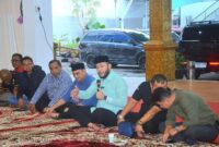 Wali Kota Padang Fadly Amran menggelar acara buka puasa bersama dengan para jurnalis di Palanta rumah dinas Wali Kota Padang, Jumat (28/3/2025). (Foto: Prokopim Padang)