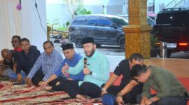 Wali Kota Padang Fadly Amran menggelar acara buka puasa bersama dengan para jurnalis di Palanta rumah dinas Wali Kota Padang, Jumat (28/3/2025). (Foto: Prokopim Padang)
