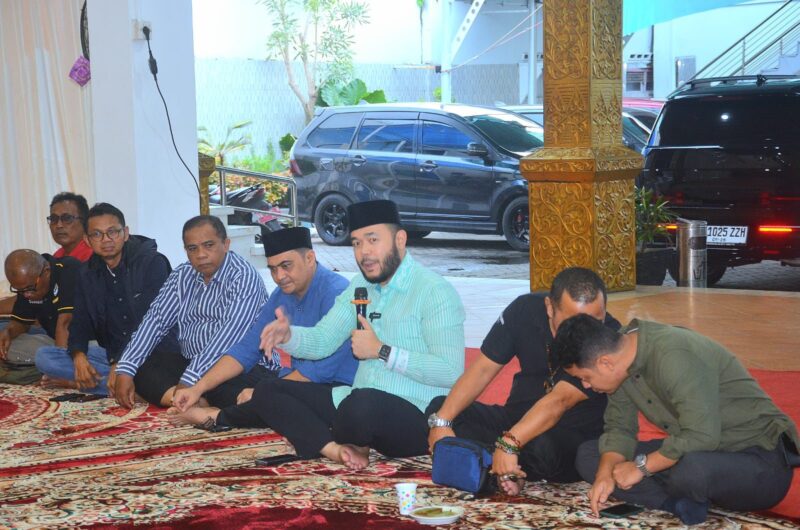 Wali Kota Padang Fadly Amran menggelar acara buka puasa bersama dengan para jurnalis di Palanta rumah dinas Wali Kota Padang, Jumat (28/3/2025). (Foto: Prokopim Padang)